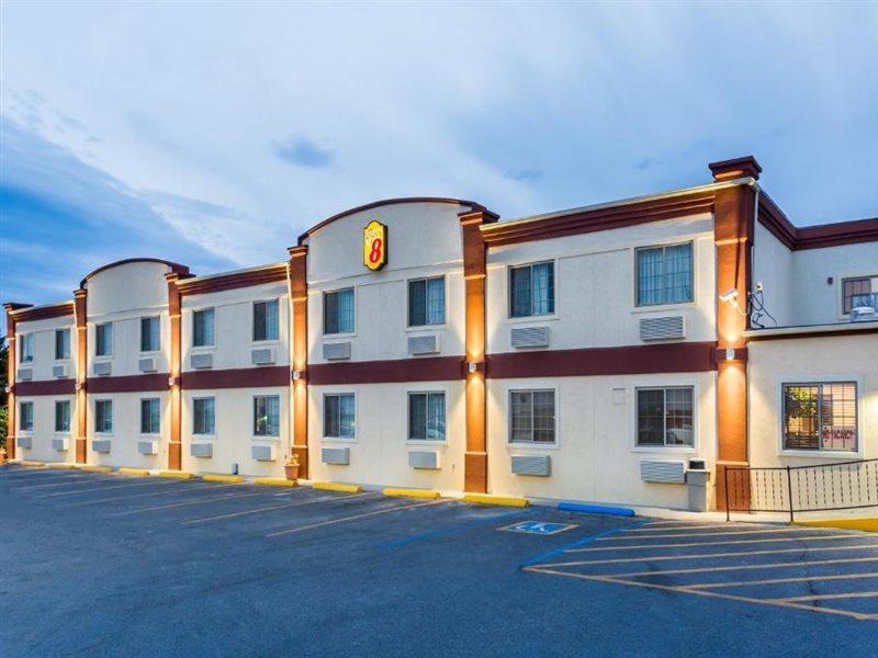 Super 8 By Wyndham Douglas Exterior photo