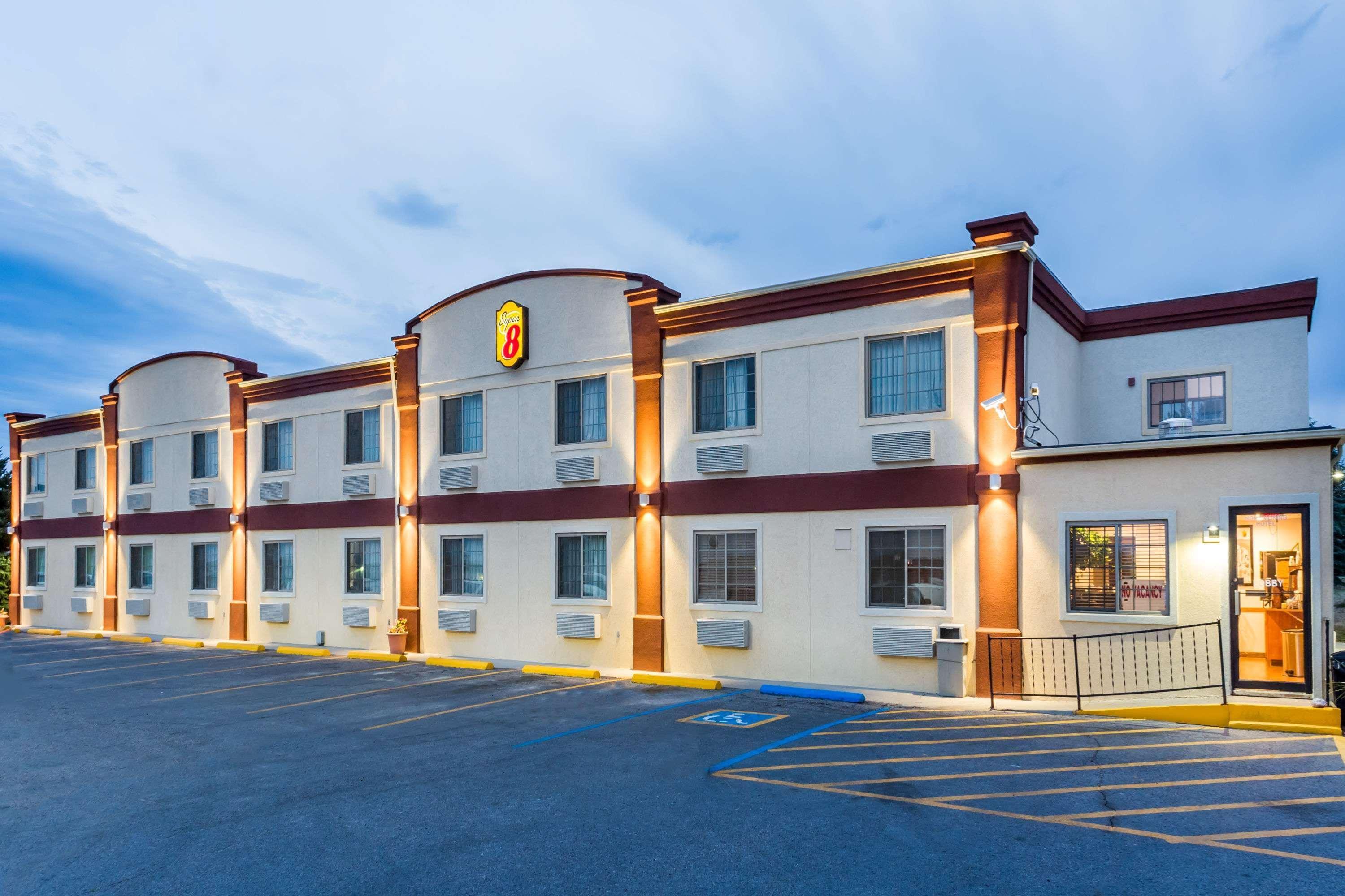 Super 8 By Wyndham Douglas Exterior photo