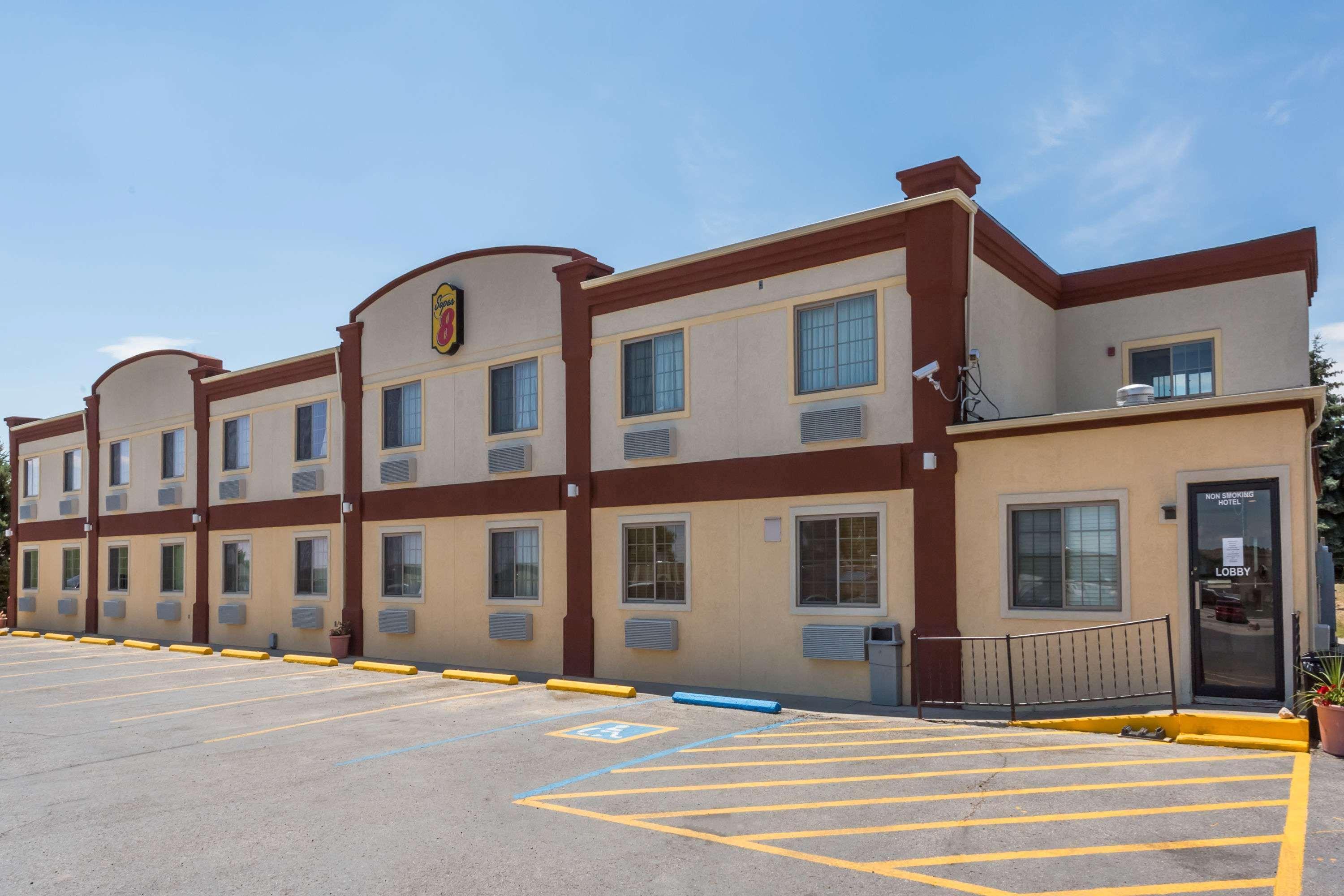Super 8 By Wyndham Douglas Exterior photo