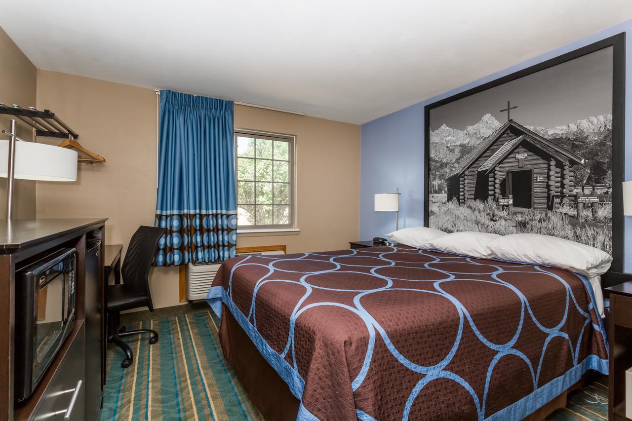 Super 8 By Wyndham Douglas Exterior photo