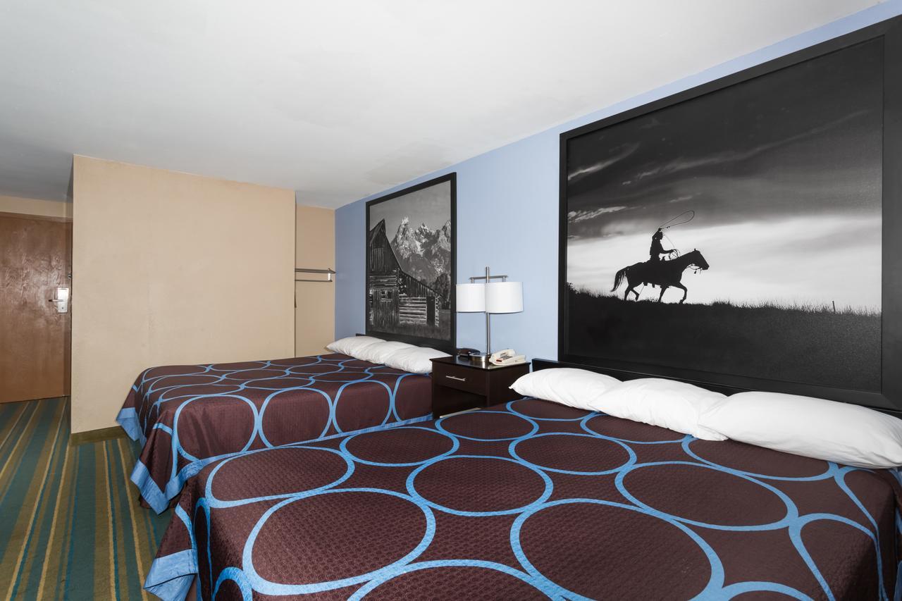 Super 8 By Wyndham Douglas Exterior photo