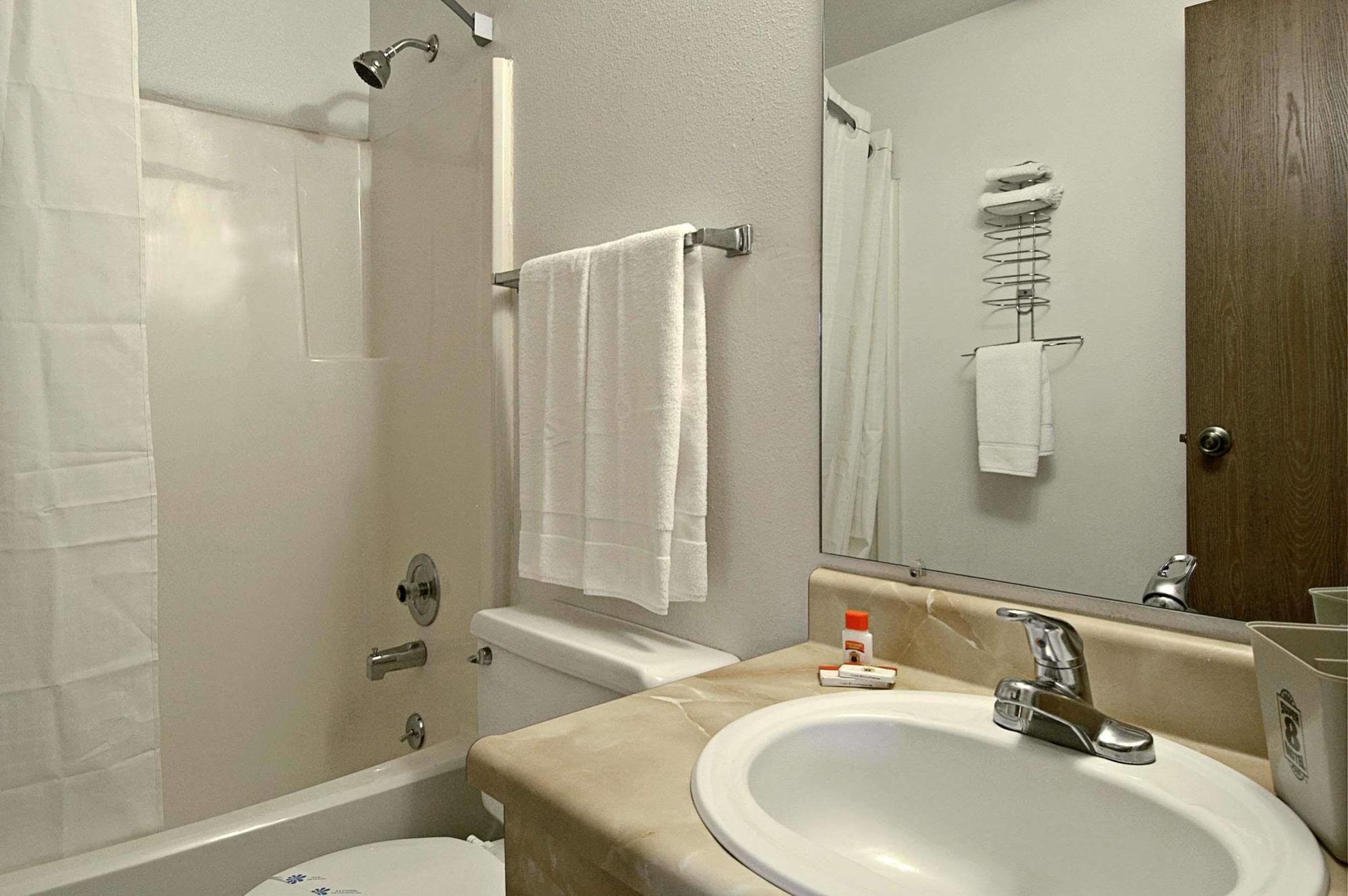 Super 8 By Wyndham Douglas Room photo