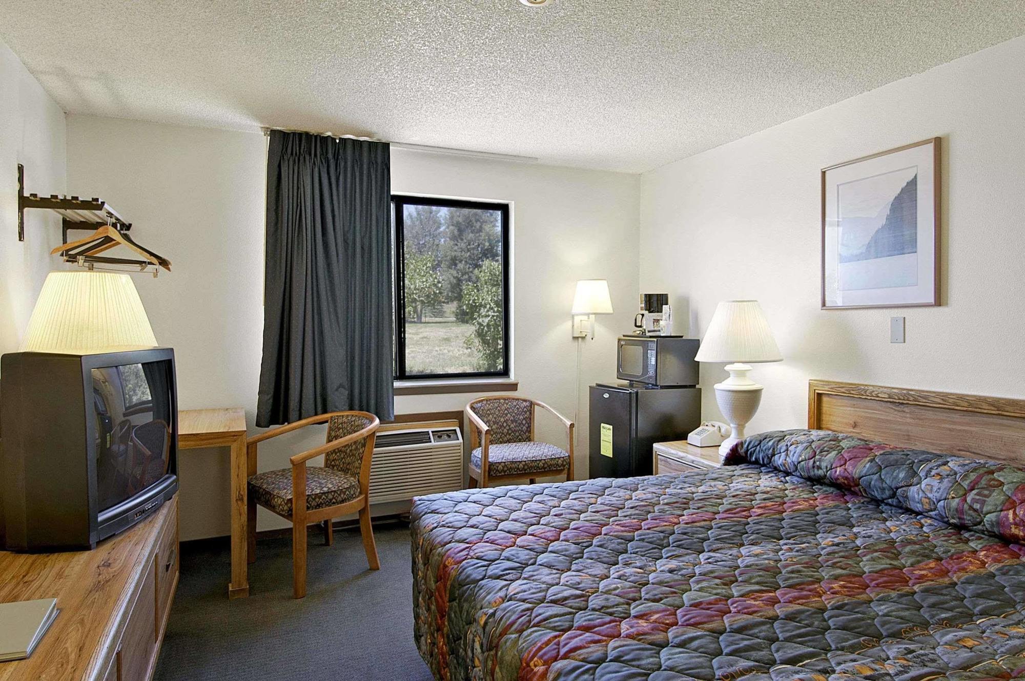 Super 8 By Wyndham Douglas Exterior photo