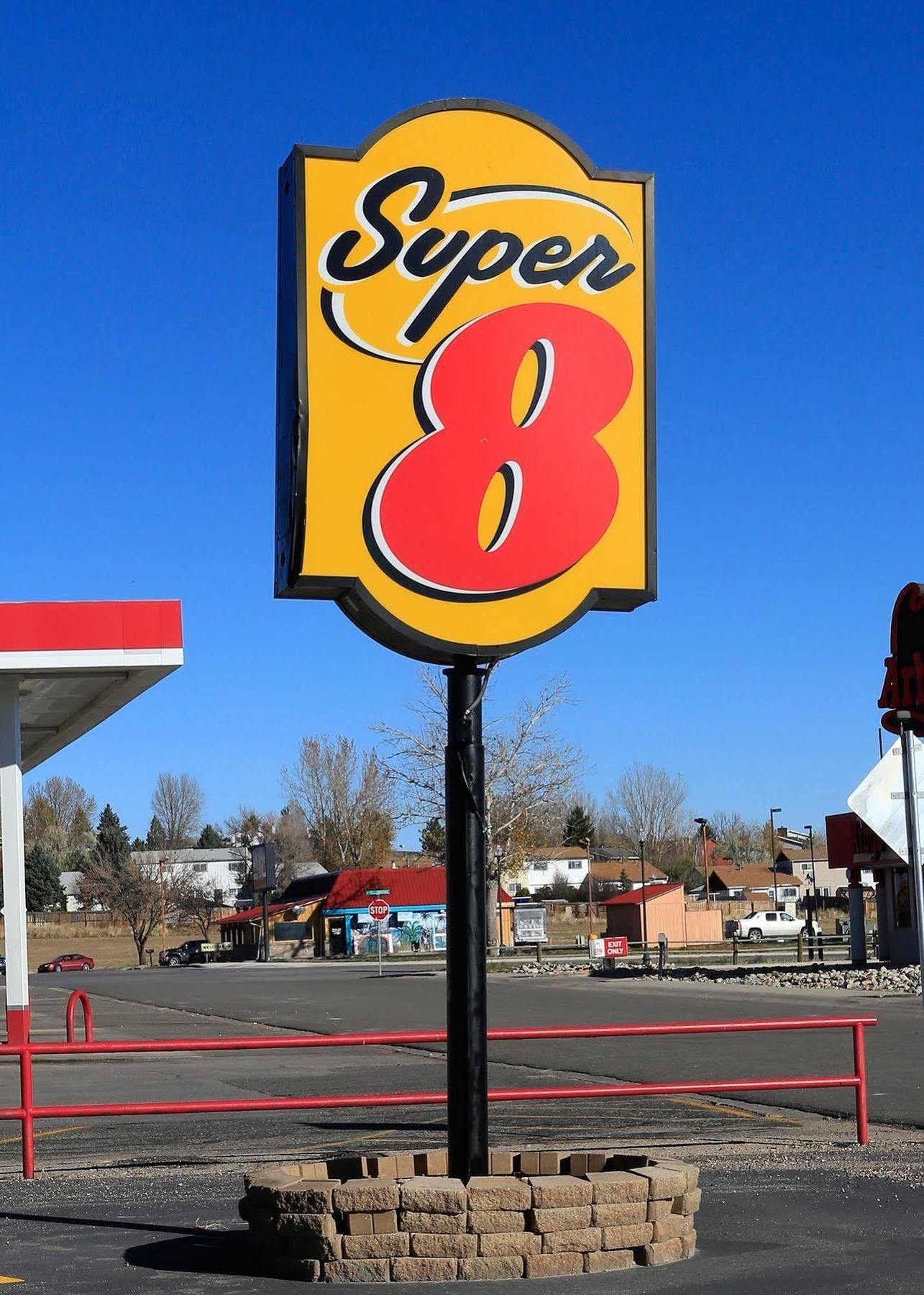 Super 8 By Wyndham Douglas Exterior photo